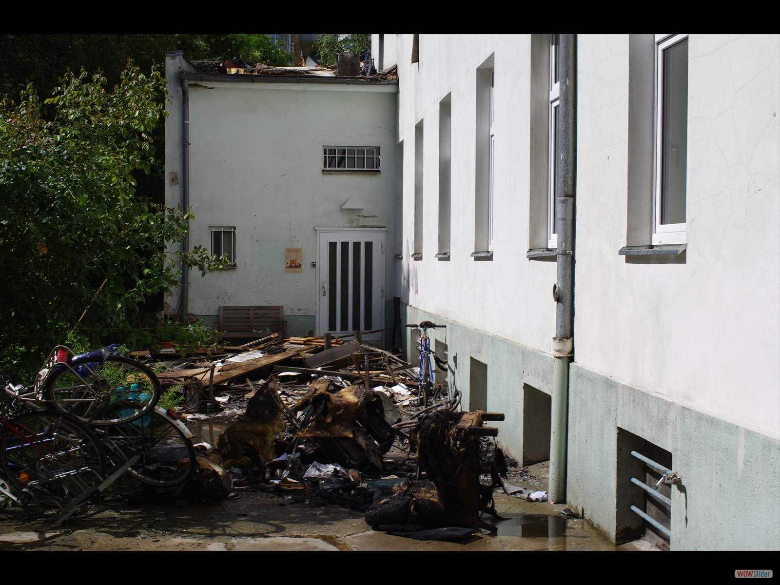 Trümmer des Brandes im Innenhof